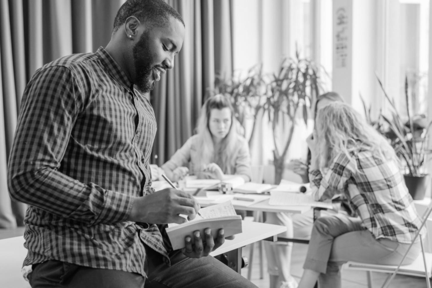 Moderne Arbeitsumgebung mit SEO-Analytics auf mehreren Bildschirmen
